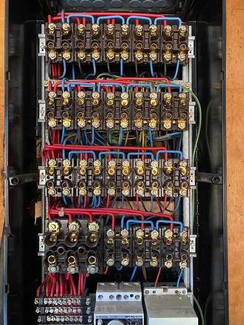 Kast en aarding vernieuwen
